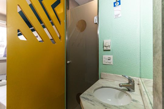Banheiro de kitnet/studio à venda com 1 quarto, 18m² em República, São Paulo