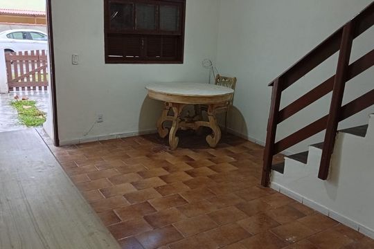 Sala de casa de condomínio para alugar com 2 quartos, 88m² em Jardim Interlagos, Maricá