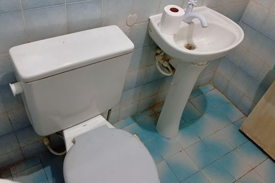 Banheiro de casa de condomínio para alugar com 2 quartos, 88m² em Jardim Interlagos, Maricá