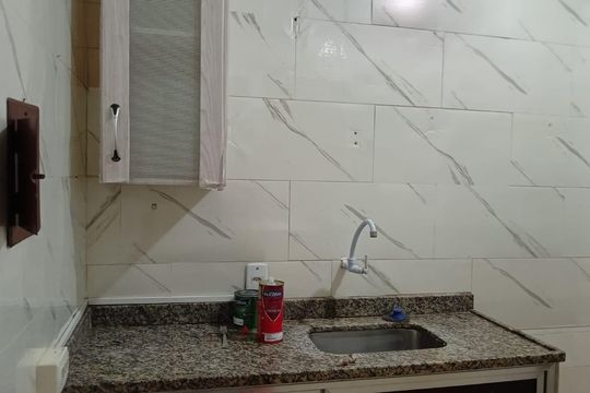 Cozinha de casa de condomínio para alugar com 2 quartos, 88m² em Jardim Interlagos, Maricá