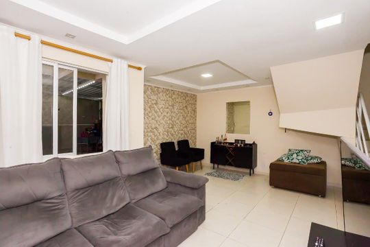 Sala de casa de condomínio à venda com 4 quartos, 120m² em Uberaba, Curitiba