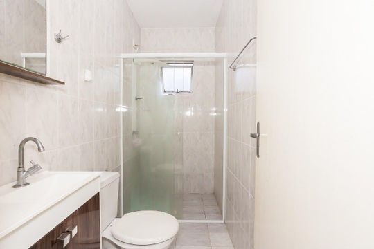 Banheiro de casa de condomínio à venda com 4 quartos, 120m² em Uberaba, Curitiba