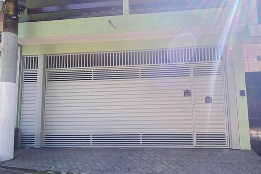 Fachada de casa para alugar com 2 quartos, 213m² em Parque Erasmo Assunção, Santo André
