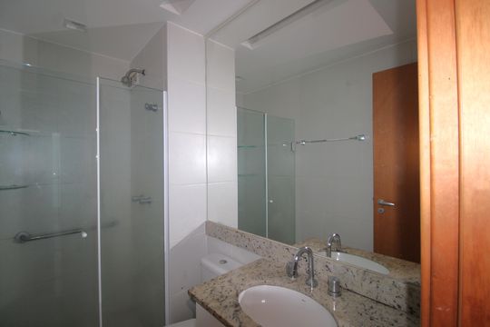 Banheiro social de apartamento para alugar com 3 quartos, 151m² em Barra Olímpica, Rio de Janeiro