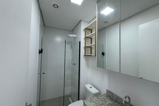 Banheiro de apartamento para alugar com 1 quarto, 43m² em Empresarial 18 do Forte, Barueri