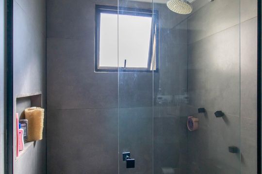 Banheiro de apartamento à venda com 2 quartos, 46m² em Portal dos Gramados, Guarulhos