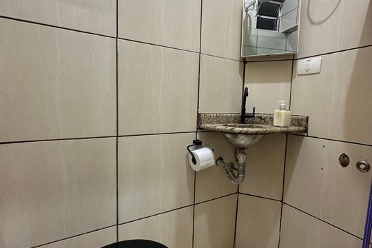 Banheiro de apartamento para alugar com 1 quarto, 15m² em Itararé, São Vicente