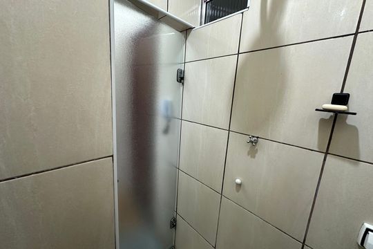 Banheiro de apartamento para alugar com 1 quarto, 15m² em Itararé, São Vicente