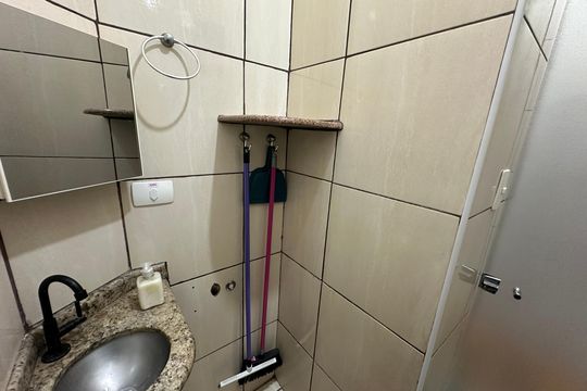 Banheiro de apartamento para alugar com 1 quarto, 15m² em Itararé, São Vicente