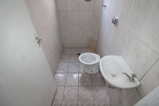 Banheiro de serviço de casa para alugar com 2 quartos, 90m² em Parque Peruche, São Paulo