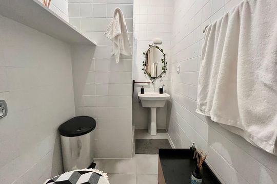 Banheiro de serviço de apartamento à venda com 6 quartos, 380m² em Copacabana, Rio de Janeiro