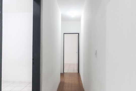 Corredor de casa para alugar com 3 quartos, 200m² em Jardim das Oliveiras, São Paulo