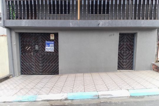 Fachada de casa para alugar com 3 quartos, 200m² em Jardim das Oliveiras, São Paulo
