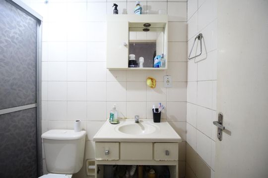 Banheiro de apartamento à venda com 2 quartos, 53m² em Jardim Itu-sabará, Porto Alegre