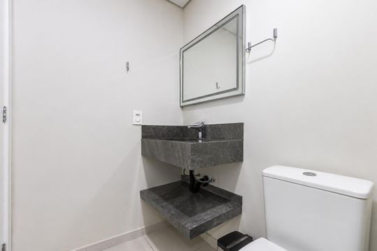 Banheiro de apartamento à venda com 1 quarto, 47m² em Alto da Glória, Curitiba