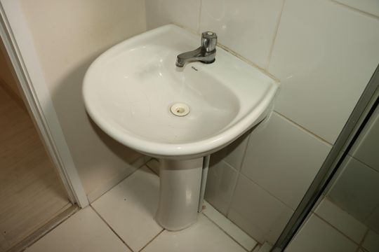 Banheiro social de apartamento à venda com 2 quartos, 49m² em Vila Antonieta, São Paulo