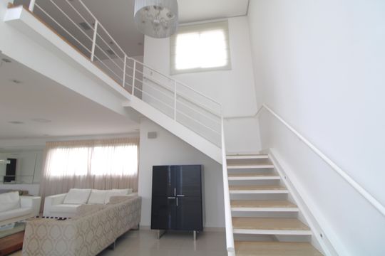 Escada de apartamento para alugar com 3 quartos, 304m² em Vila Sofia, São Paulo