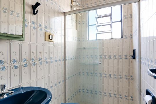 Banheiro social de casa à venda com 3 quartos, 200m² em Jardim do Salso, Porto Alegre
