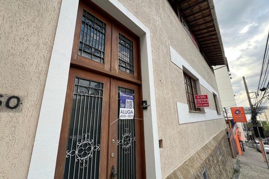 Fachada  de casa para alugar com 5 quartos, 500m² em Centro, Juiz de Fora