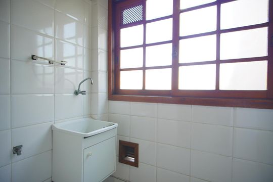 Cozinha e Área de Serviço de apartamento para alugar com 2 quartos, 69m² em Jardim Itu, Porto Alegre