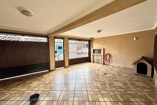 Garagem  de casa à venda com 4 quartos, 120m² em Vila Libanesa, São Paulo