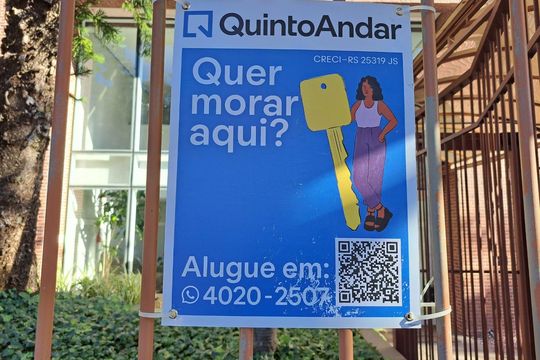Placa na Fachada de apartamento para alugar com 2 quartos, 66m² em Petrópolis, Porto Alegre