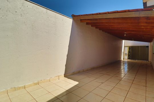 Garagem de casa para alugar com 3 quartos, 120m² em Santa Mônica, Uberlândia