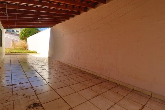 Garagem de casa para alugar com 3 quartos, 120m² em Santa Mônica, Uberlândia