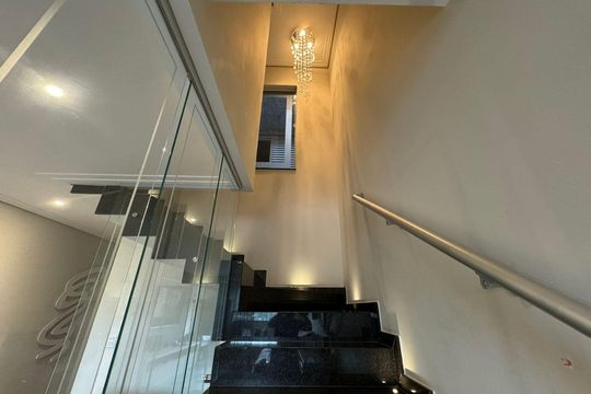Escada de casa à venda com 3 quartos, 232m² em Vila Comercial, São Paulo