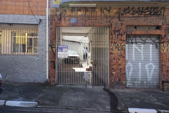 Fachada e portão de casa para alugar com 1 quarto, 80m² em Quinta da Paineira, São Paulo
