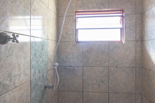 Banheiro de apartamento para alugar com 1 quarto, 30m² em Qe 19, Brasília