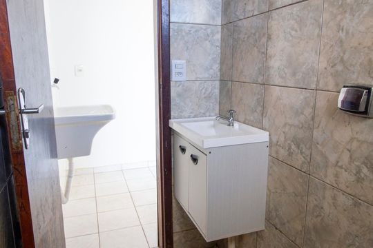 Banheiro de apartamento para alugar com 1 quarto, 30m² em Qe 19, Brasília