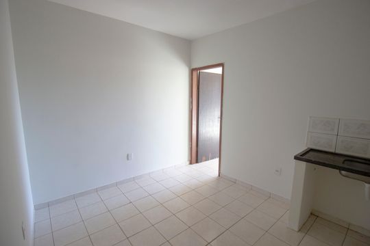 Sala / Cozinha de apartamento para alugar com 1 quarto, 30m² em Qe 19, Brasília