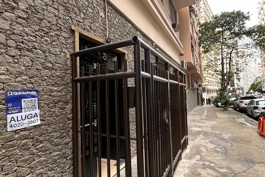 Placa de apartamento para alugar com 2 quartos, 73m² em Copacabana, Rio de Janeiro