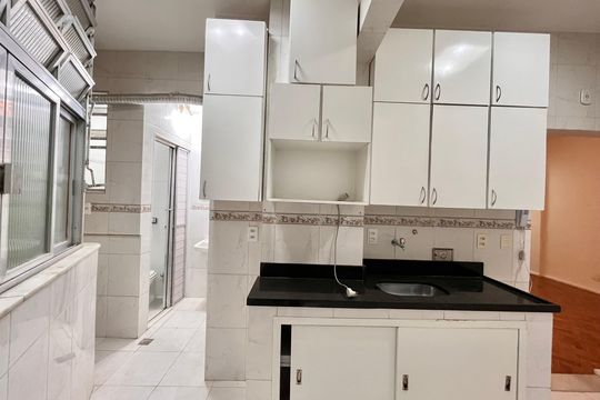 Cozinha de apartamento para alugar com 2 quartos, 73m² em Copacabana, Rio de Janeiro