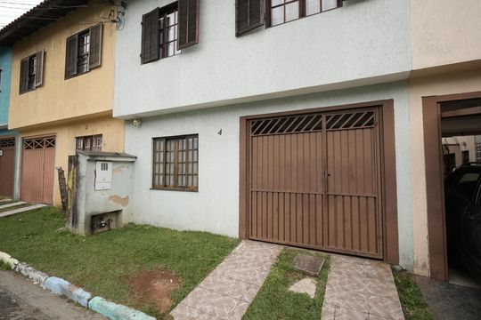 Fachada de casa à venda com 3 quartos, 180m² em Vila Linda, Santo André