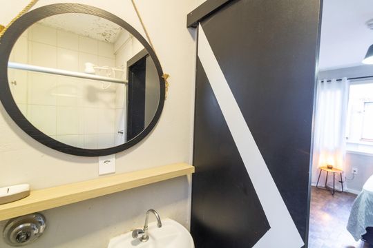 Banheiro social de kitnet/studio à venda com 1 quarto, 25m² em Centro Histórico, Porto Alegre