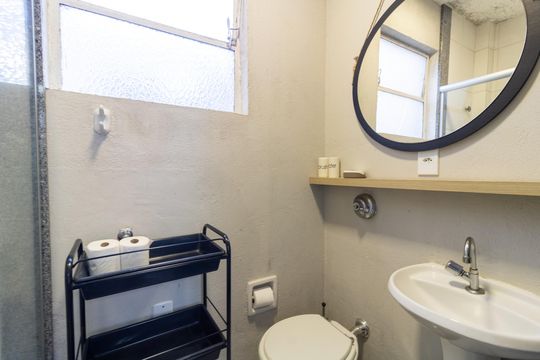 Banheiro social de kitnet/studio à venda com 1 quarto, 25m² em Centro Histórico, Porto Alegre