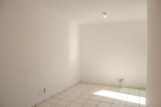 Sala de casa de condomínio à venda com 2 quartos, 76m² em Residencial Brisas do Cerrado, Goiânia