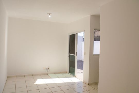 Sala de casa de condomínio à venda com 2 quartos, 76m² em Residencial Brisas do Cerrado, Goiânia