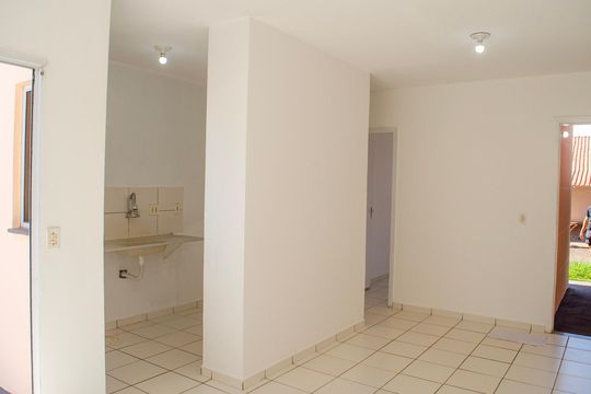 Sala de casa de condomínio à venda com 2 quartos, 76m² em Residencial Brisas do Cerrado, Goiânia