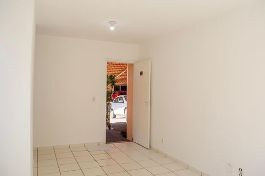 Sala de casa de condomínio à venda com 2 quartos, 76m² em Residencial Brisas do Cerrado, Goiânia