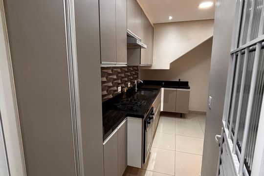 Cozinha de casa de condomínio à venda com 3 quartos, 110m² em Parque Fernao Dias, Barueri