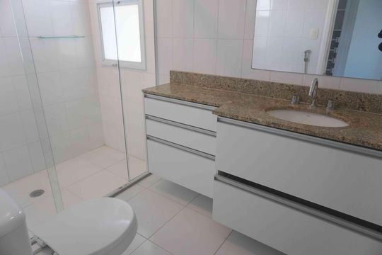 Banheiro da Suíte 1 de apartamento para alugar com 2 quartos, 144m² em Alphaville, Santana de Parnaíba