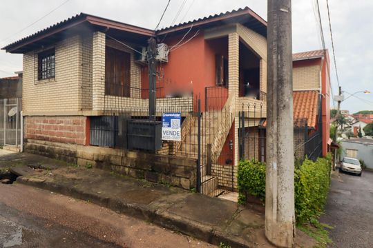 Fachada de casa à venda com 5 quartos, 210m² em Vila Nova, Porto Alegre