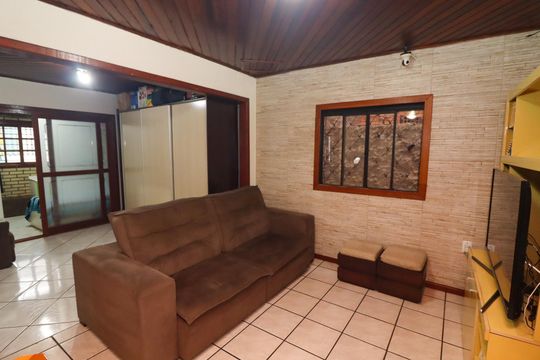Casa à venda com 5 quartos, 210m² em Vila Nova, Porto Alegre