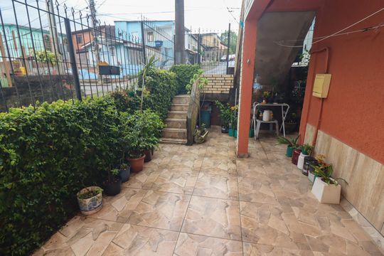 Quintal de casa à venda com 5 quartos, 210m² em Vila Nova, Porto Alegre