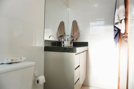 Banheiro da Suíte de apartamento à venda com 2 quartos, 70m² em Jardim Industrial, Contagem