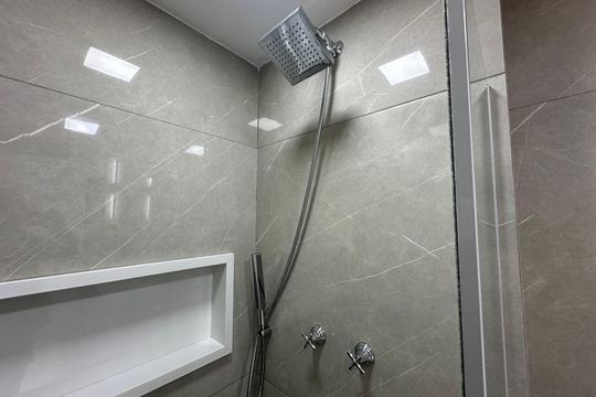 Banheiro da Suíte de apartamento para alugar com 3 quartos, 74m² em Jardim Tupanci, Barueri
