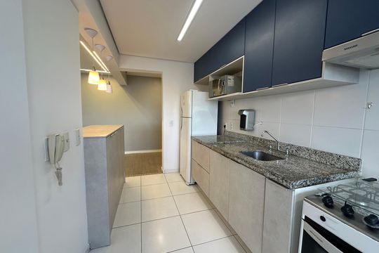 Cozinha de apartamento para alugar com 3 quartos, 74m² em Jardim Tupanci, Barueri